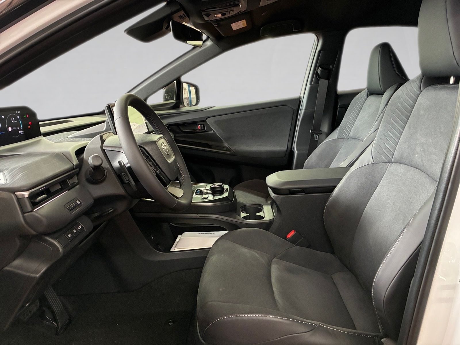 Fahrzeugabbildung Toyota C-HR+ Lounge 4x4 AWD 77KW, 360,Navi,SHZ,el.Heck