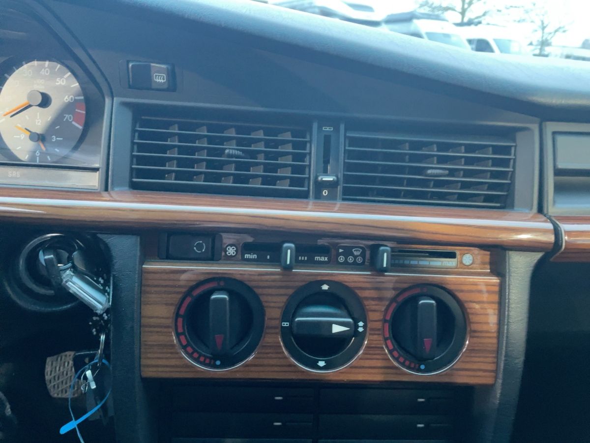 Fahrzeugabbildung Mercedes-Benz 190 E 3.2/AMG-Ausführung/Aerodynamikpaket