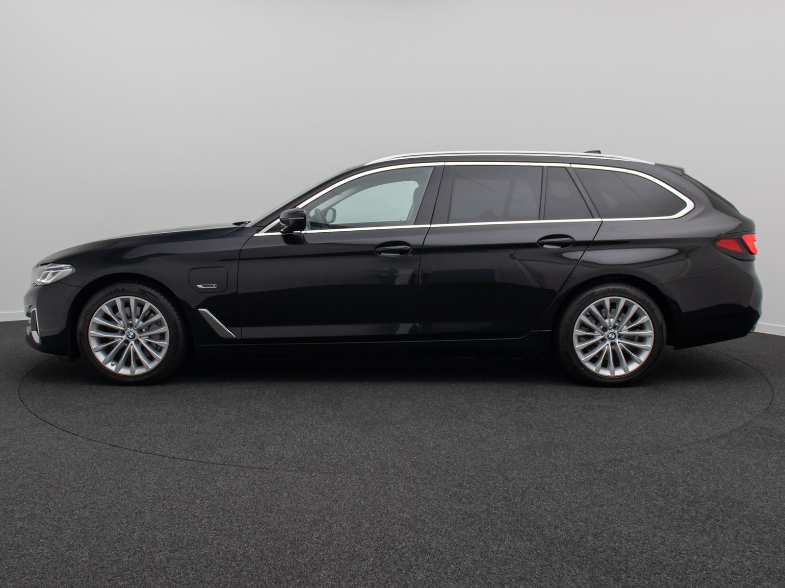 Fahrzeugabbildung BMW 530e Luxury Line Laser HUD HiFi DAB Panorama 18"