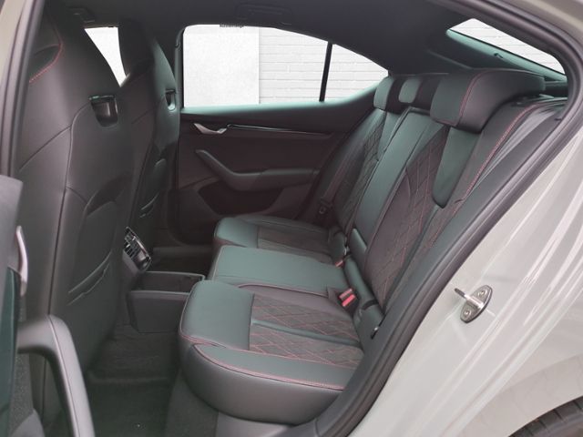 Fahrzeugabbildung SKODA Octavia RS 2.0 TSI DSG CANTON LOUNGE 19"