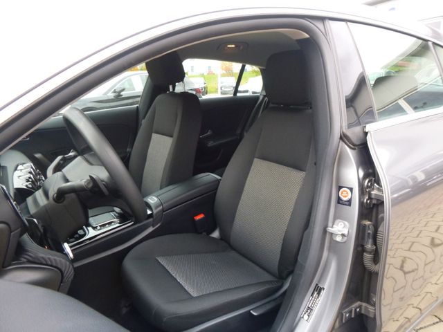 Fahrzeugabbildung Mercedes-Benz CLA 200 d Shooting Brake >AUT/NAVI/SHZ/PDC<
