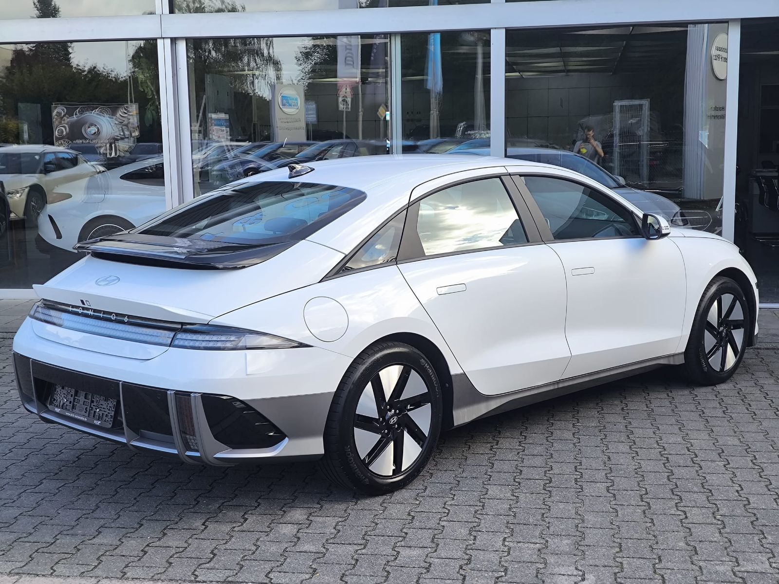 Fahrzeugabbildung Hyundai Ioniq 6 2WD NAVI+LED+SHZ+KAMERA+DAB+PDC+ACC+18"+