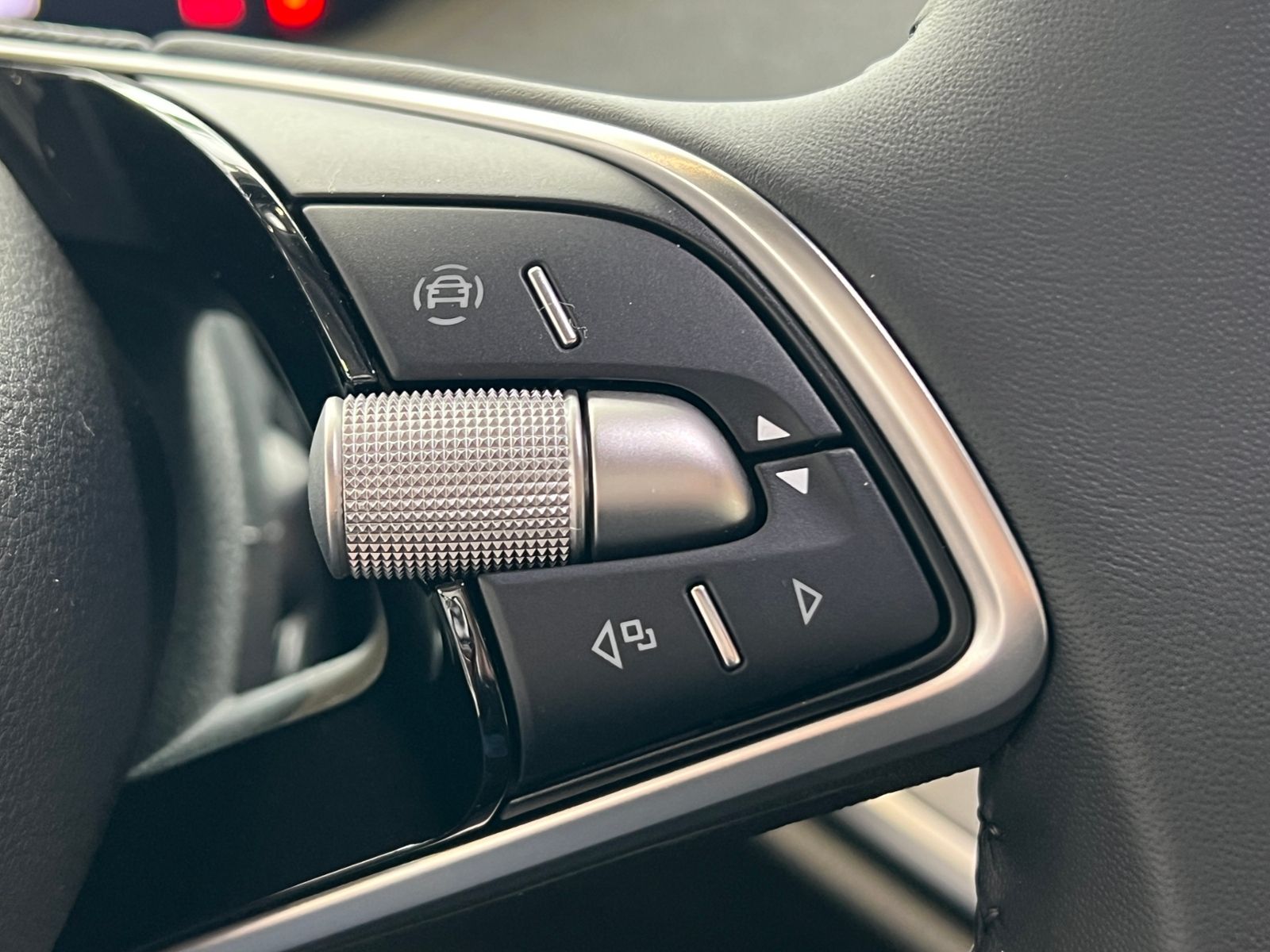 Fahrzeugabbildung SKODA Elroq 50 TOUR *AHK, LED, Navi, Kamera, 19"-LM*