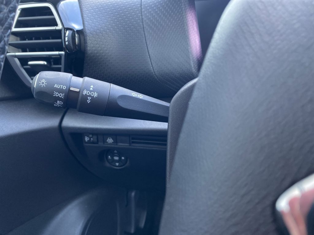 Fahrzeugabbildung Citroën C4 PureTech 130 *Automatik* SHINE *Park-Paket*
