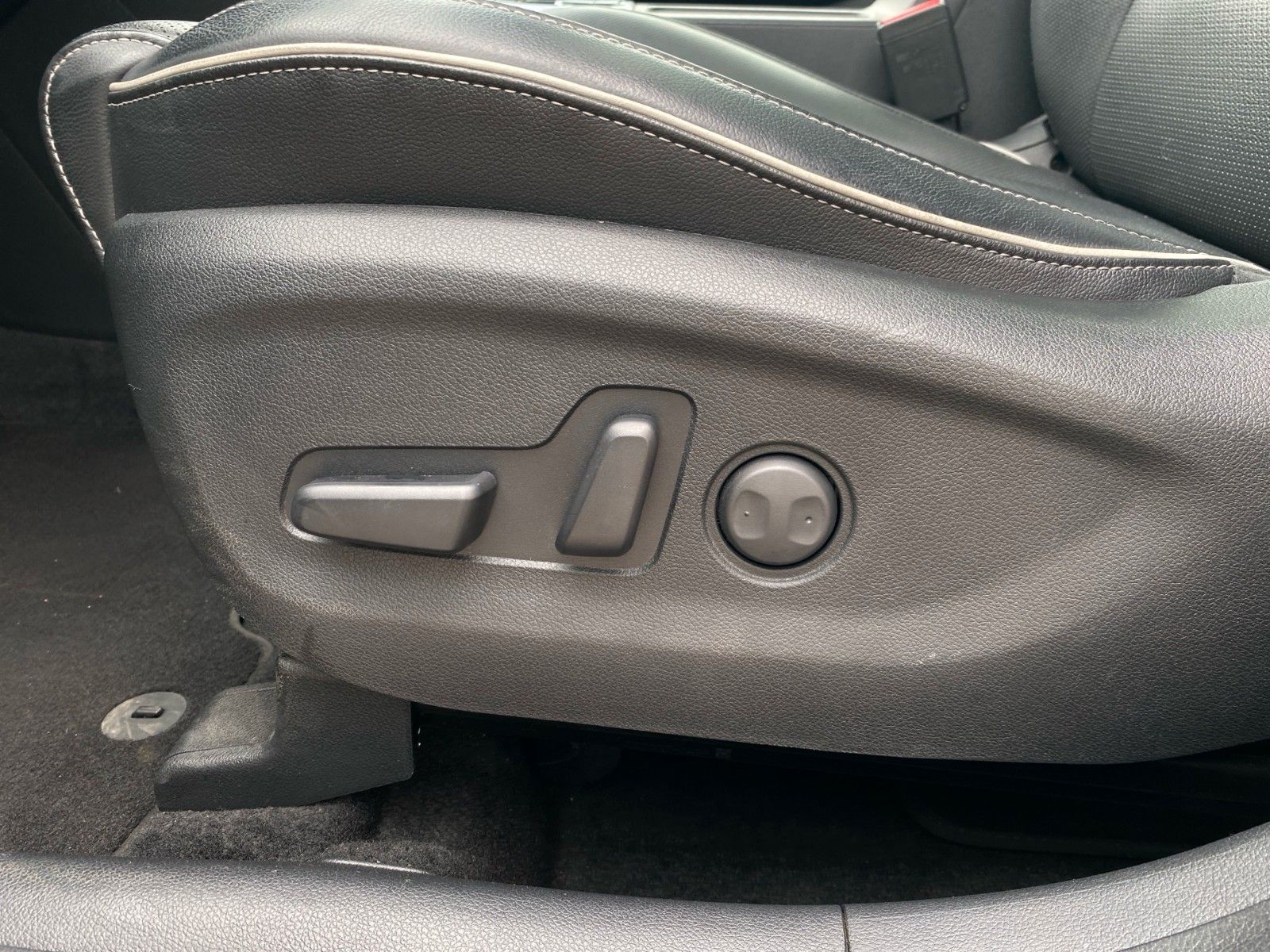 Fahrzeugabbildung Kia Sportage 1.6 GDI Black Edition Glasdach Leder