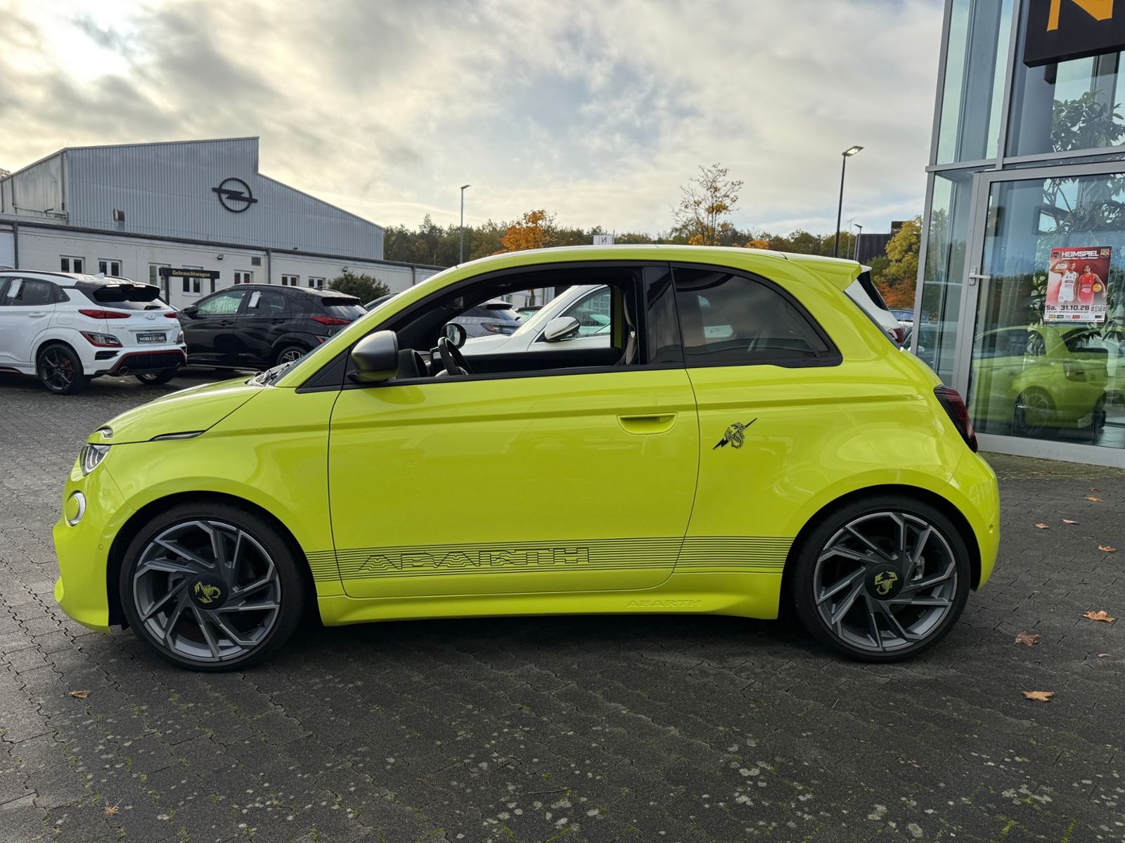 Fahrzeugabbildung Abarth 500e 42kWh Scorpionissima PANO KAM LED