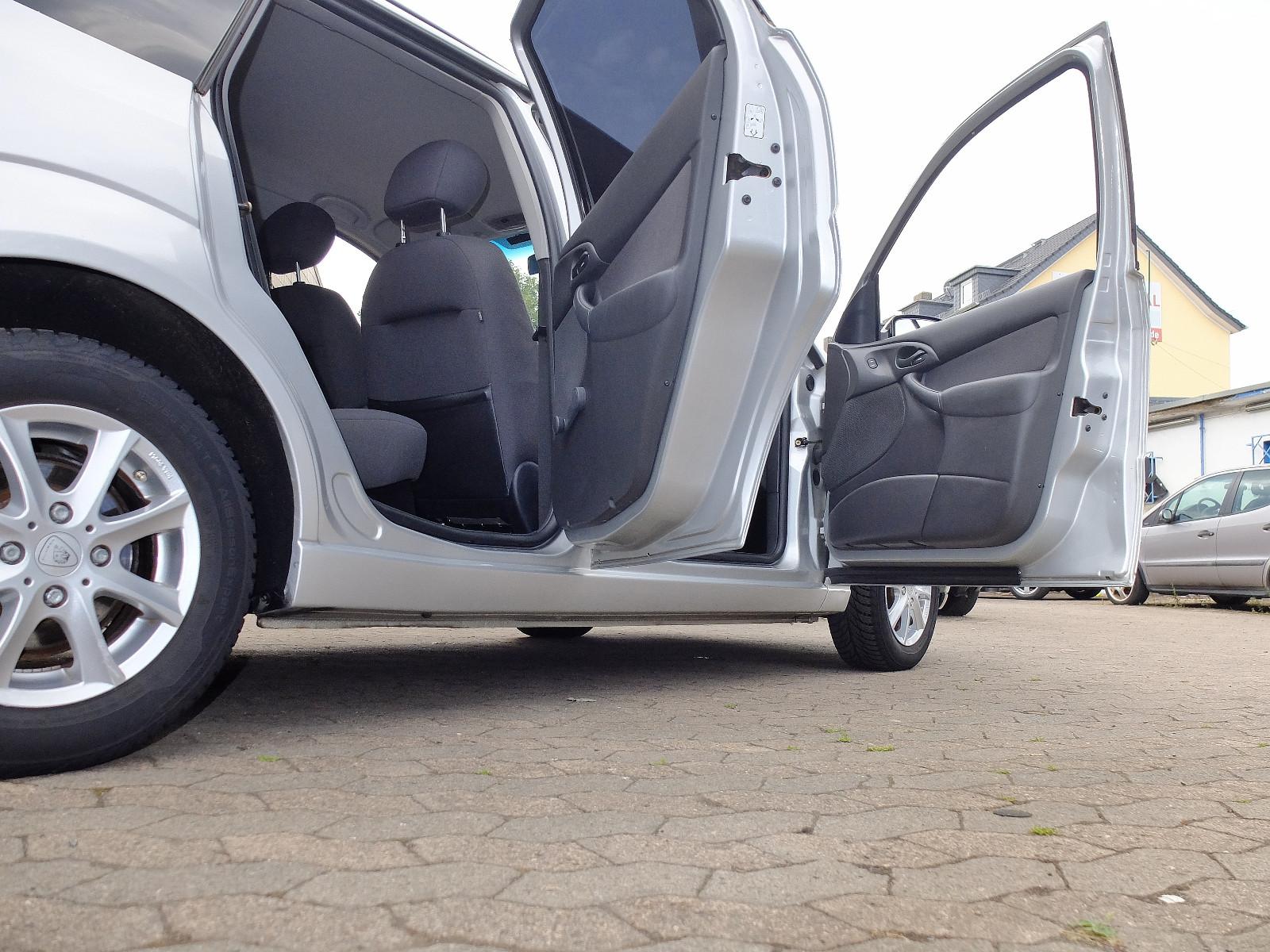 Ford Focus 2004 — rear view