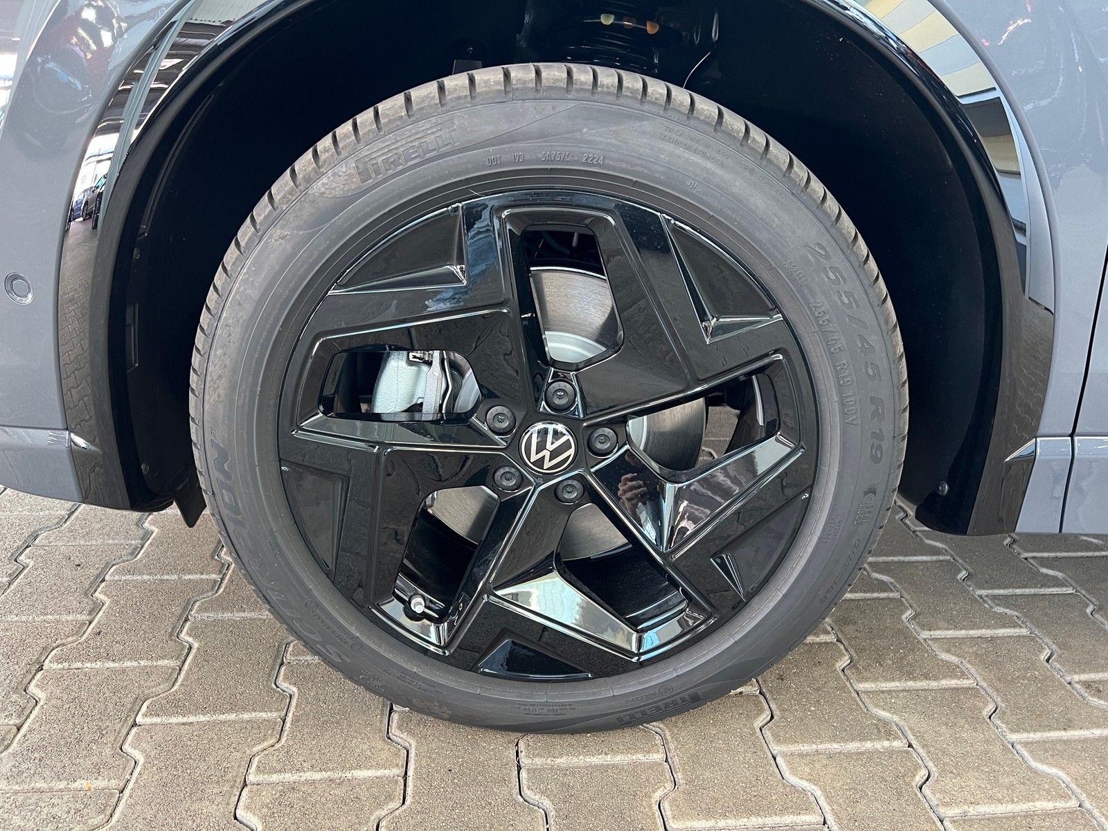 Fahrzeugabbildung Volkswagen Tiguan R-Line 1,5 TSI Hybrid DSG + AHK + Head-Up