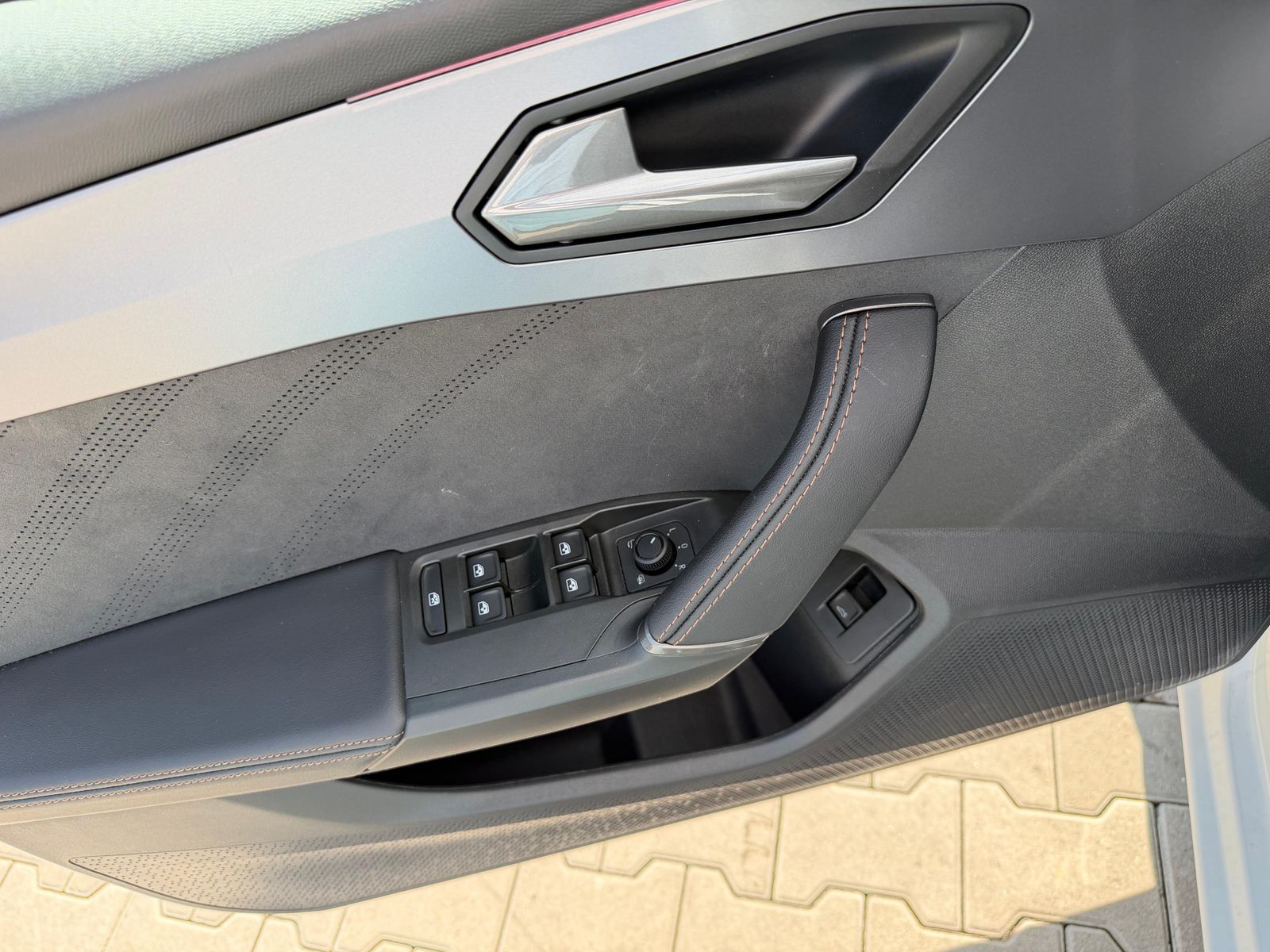 Fahrzeugabbildung CUPRA Leon 1.5 eTSI DSG AHK*DYNAMICA*EDGE*LED*5JGARAN.