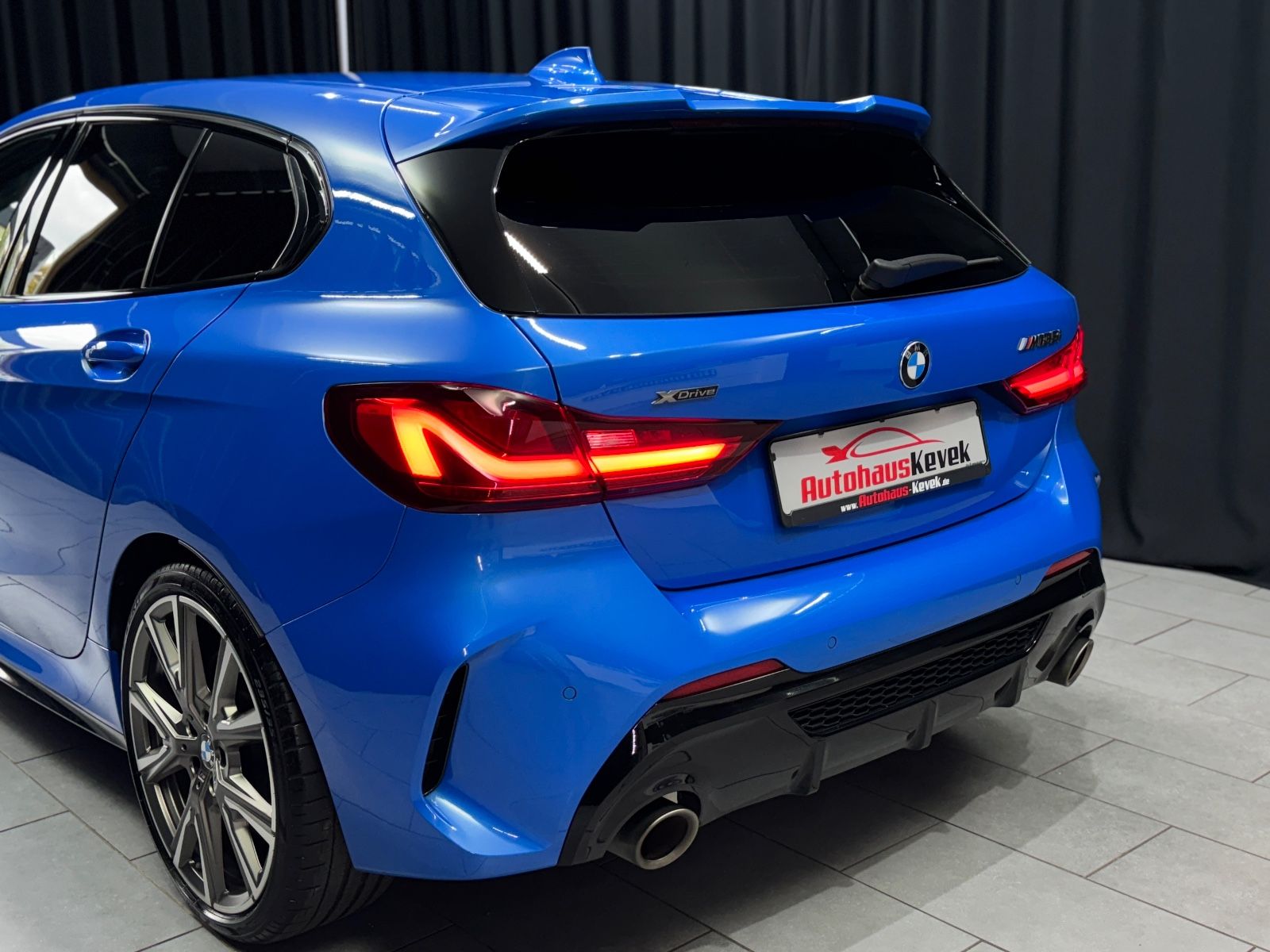 Fahrzeugabbildung BMW M135 i xDrive|H/K|NAVI|ACC|HEAD-UP|SPORTSITZE|