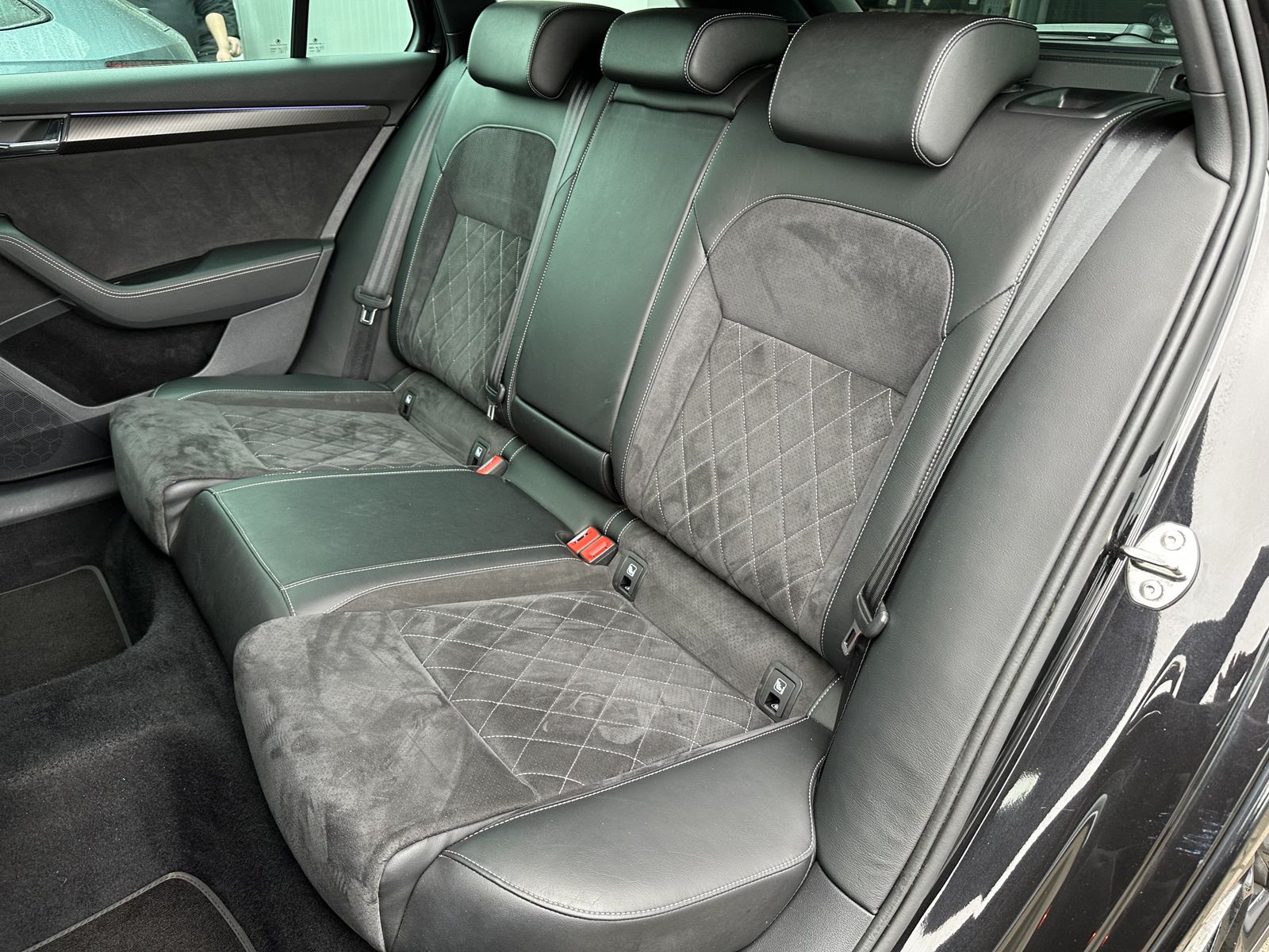 Fahrzeugabbildung SKODA Superb Combi 2.0 TDI DSG Sportline NAV+LED+KAM