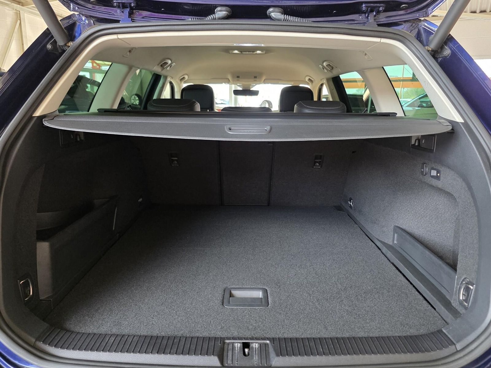 Fahrzeugabbildung Volkswagen Passat Variant 4M R-Line/Keyles/DAB/Carplay/Ahk
