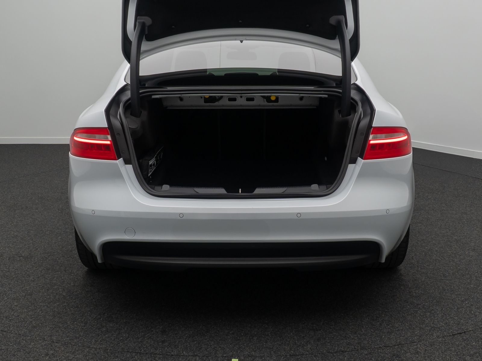 Fahrzeugabbildung Jaguar XE R-Sport FahrAssist Navi Sound Komfort 19Zoll