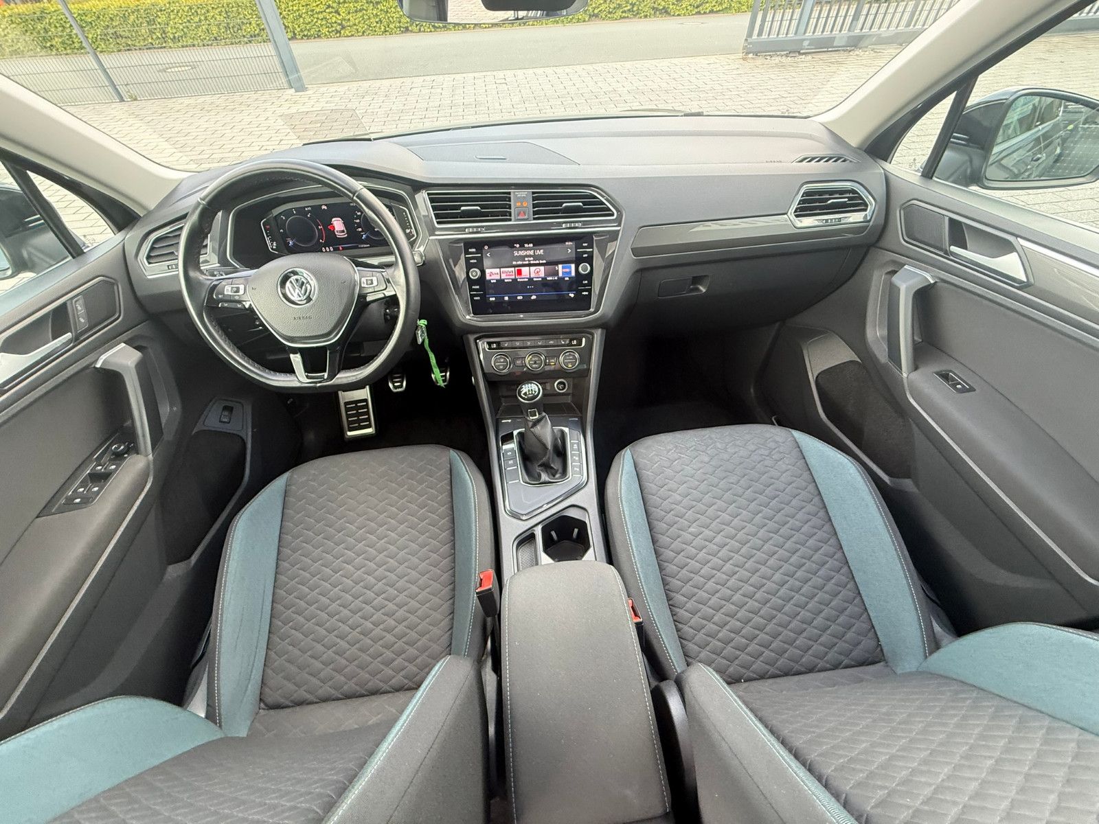 Fahrzeugabbildung Volkswagen Tiguan IQ.DRIVE PANO NAVI KLIMAAUTO SITZHEIZ AHK