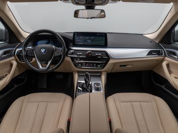 Fahrzeugabbildung BMW 530e xD Kamera Laser HUD DAB HiFi AHK ACC Komfor