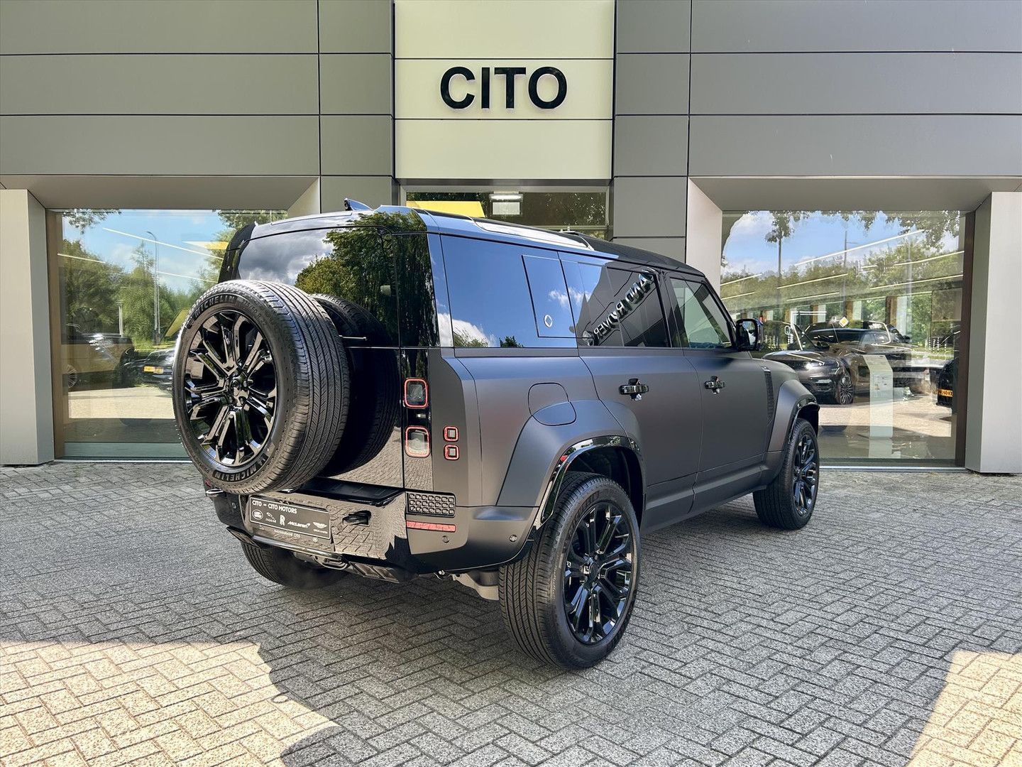 Land Rover Defender P635 V8 AWD OCTA BLACK imagem 3