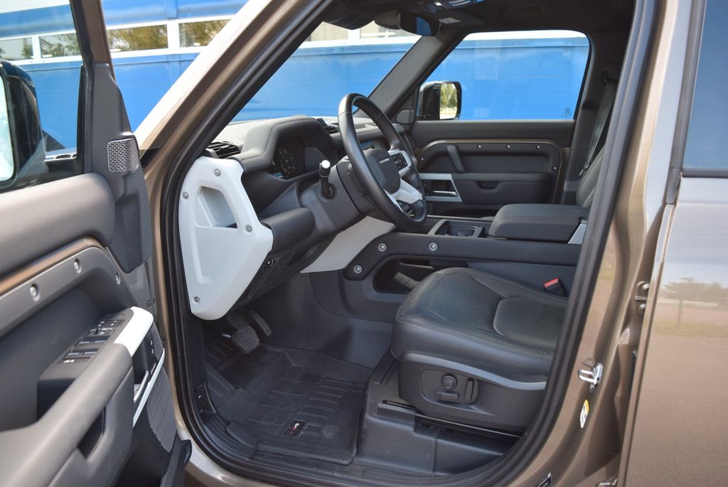 LAND-ROVER Defender 2024