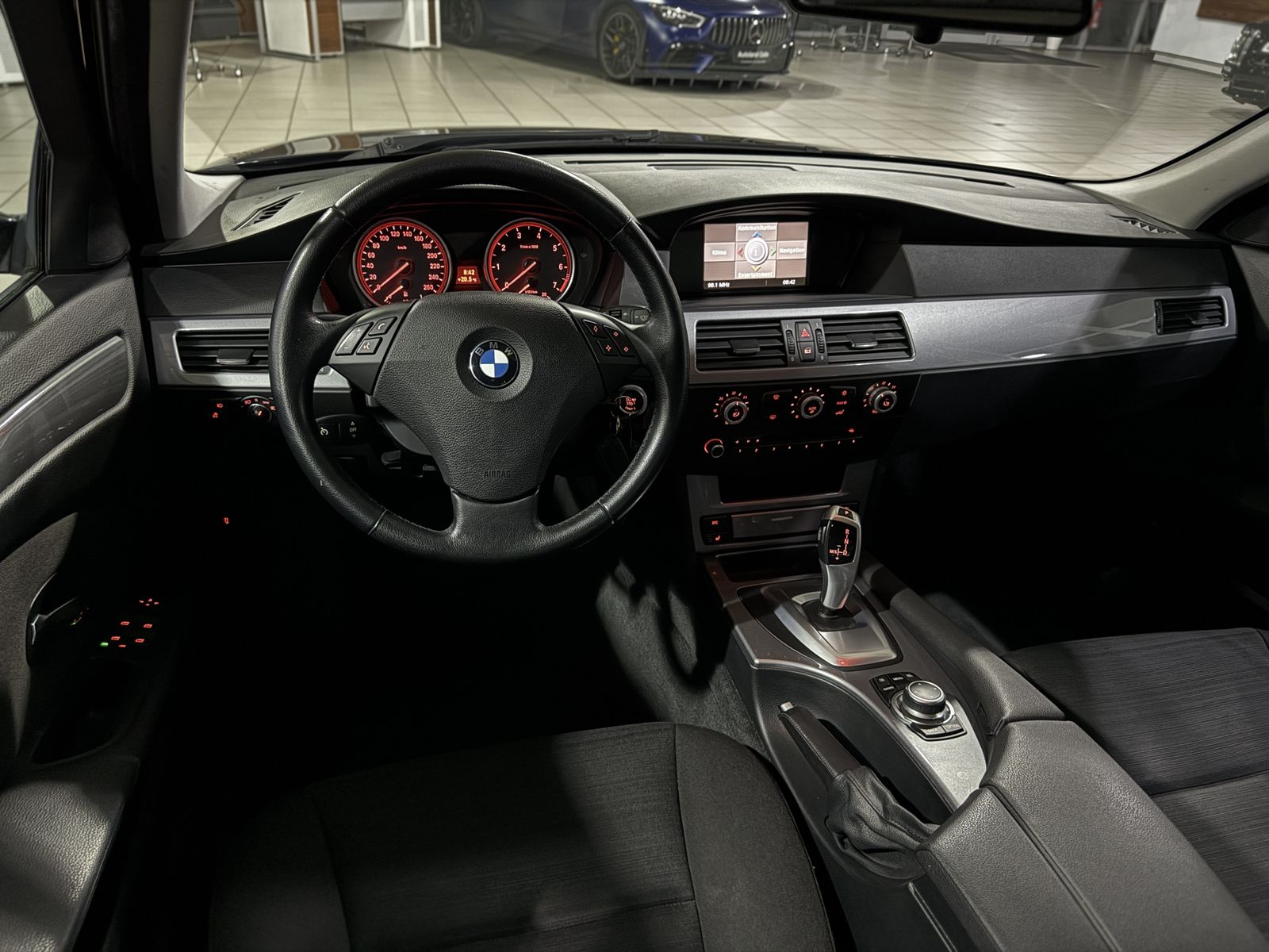 Fahrzeugabbildung BMW 523 i Lim. Glasdach Navi PDC Lordos Sitzhzg