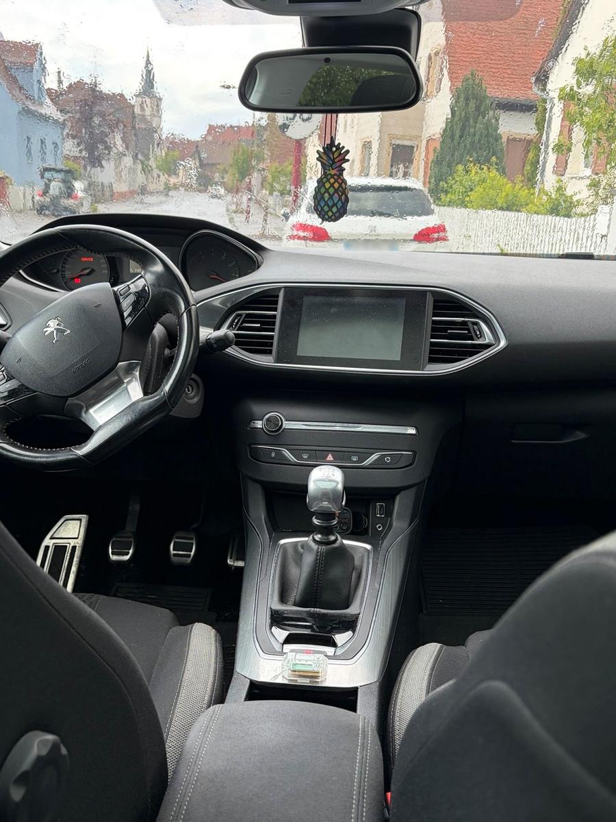 Peugeot e-308