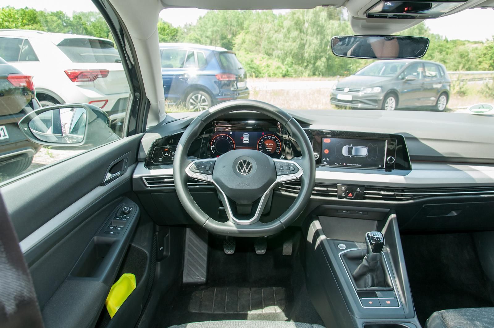 Fahrzeugabbildung Volkswagen Golf VIII 1.0 TSI Life Alu LEDScheinw. Sitzh. AC