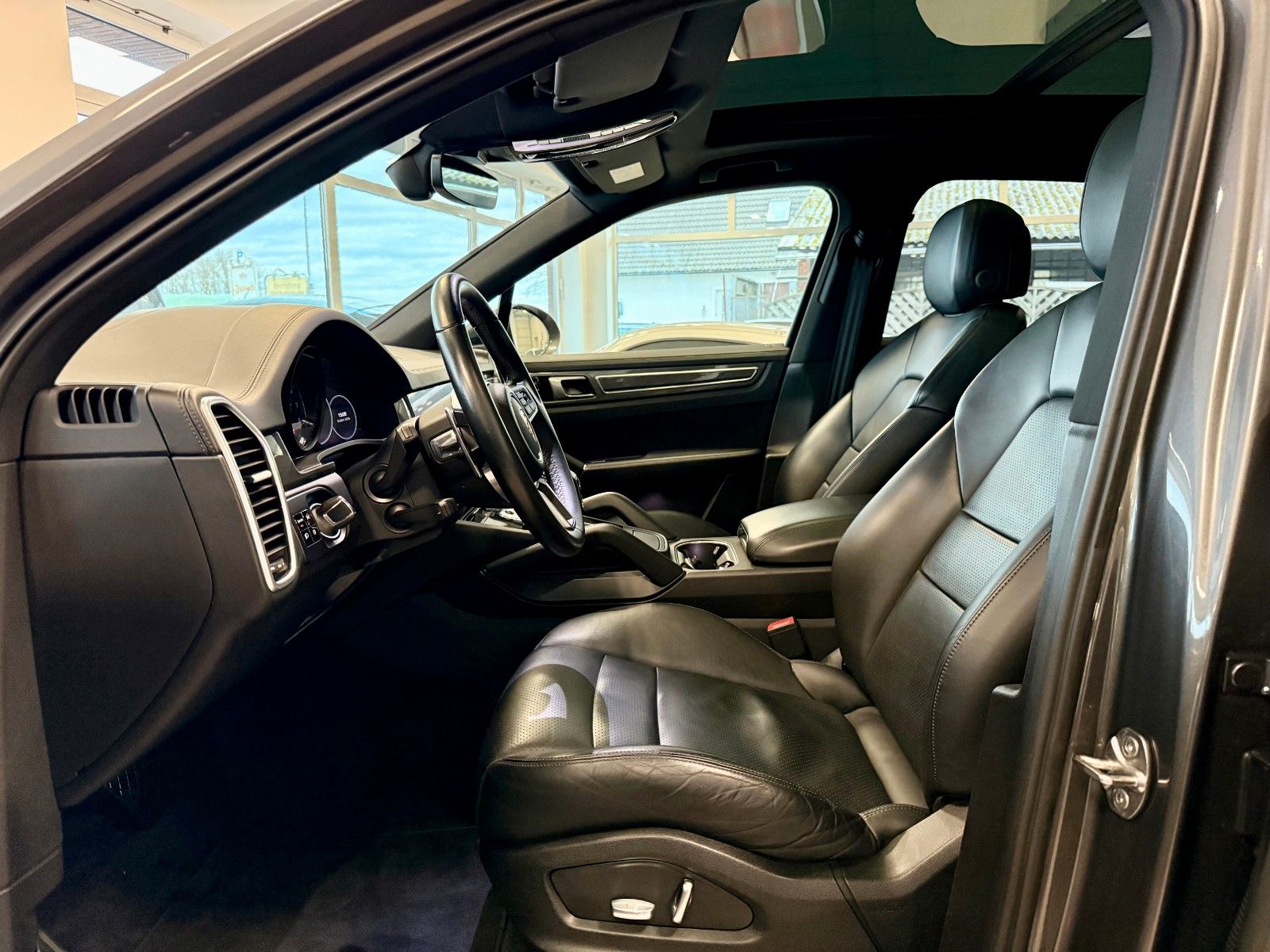 Fahrzeugabbildung Porsche Cayenne E-Hybrid ACC/Panorama/21Zoll/APPROVED