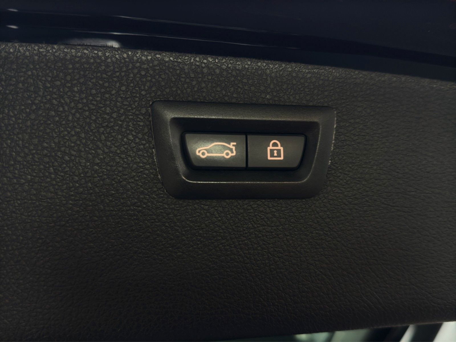 Fahrzeugabbildung BMW 318d MSport*Pano*LED*RFK*Bhz-Lenkrad*Head-Up*