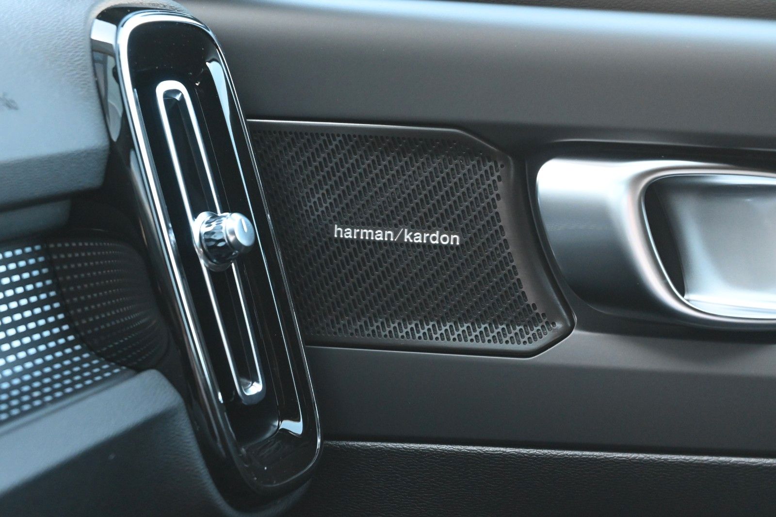 Fahrzeugabbildung Volvo XC40 B4 DKG Plus Dark*FSHZG*360°*ACC*Allwetter*