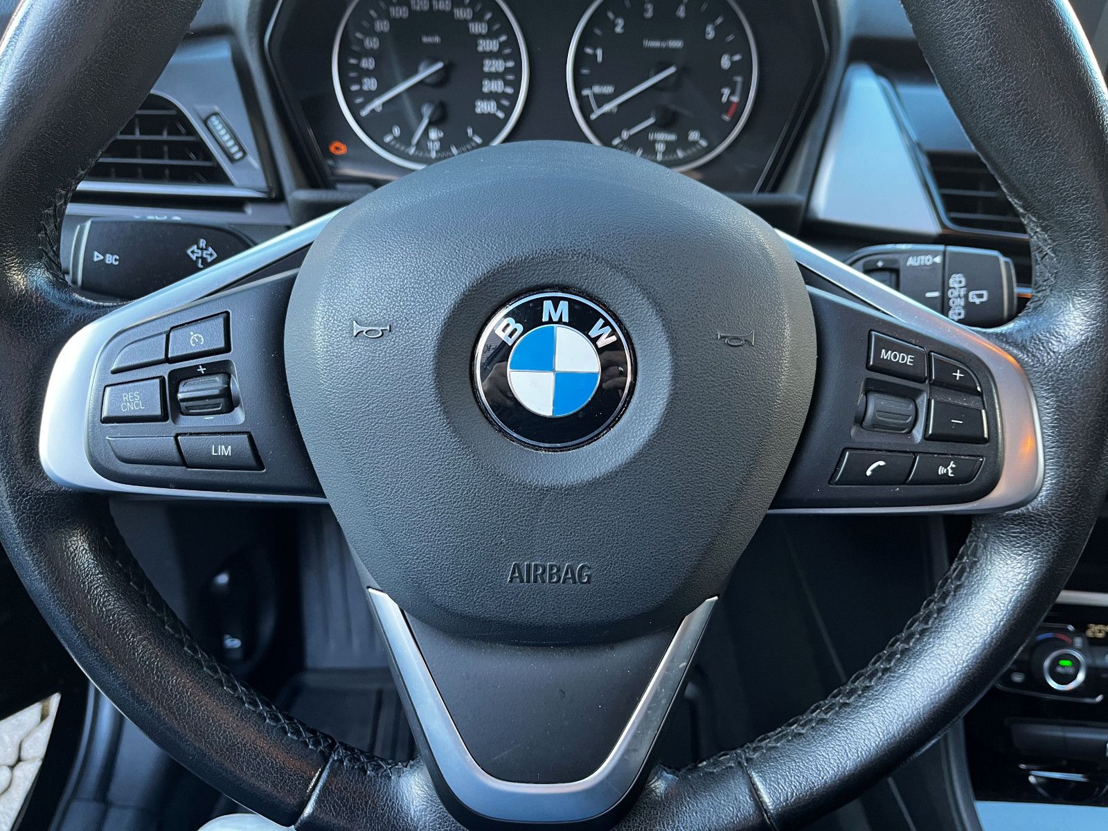 Fahrzeugabbildung BMW 218i Active Tourer PDC SHZ LM UVM