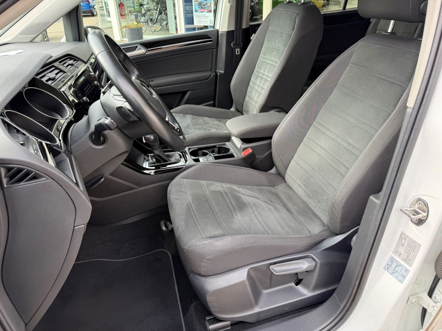 Fahrzeugabbildung Volkswagen Touran Highline BMT Sportpaket AHK Pano Navi LED
