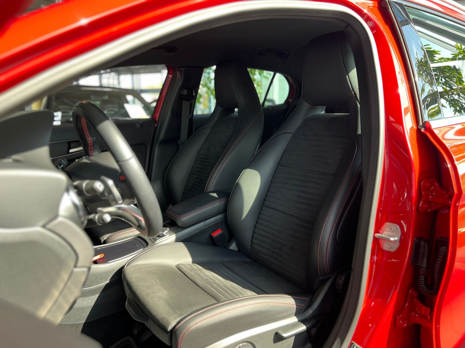 Fahrzeugabbildung Mercedes-Benz GLA 250 AMG Line STNDHZ 360° LED NAV SHZ 19"