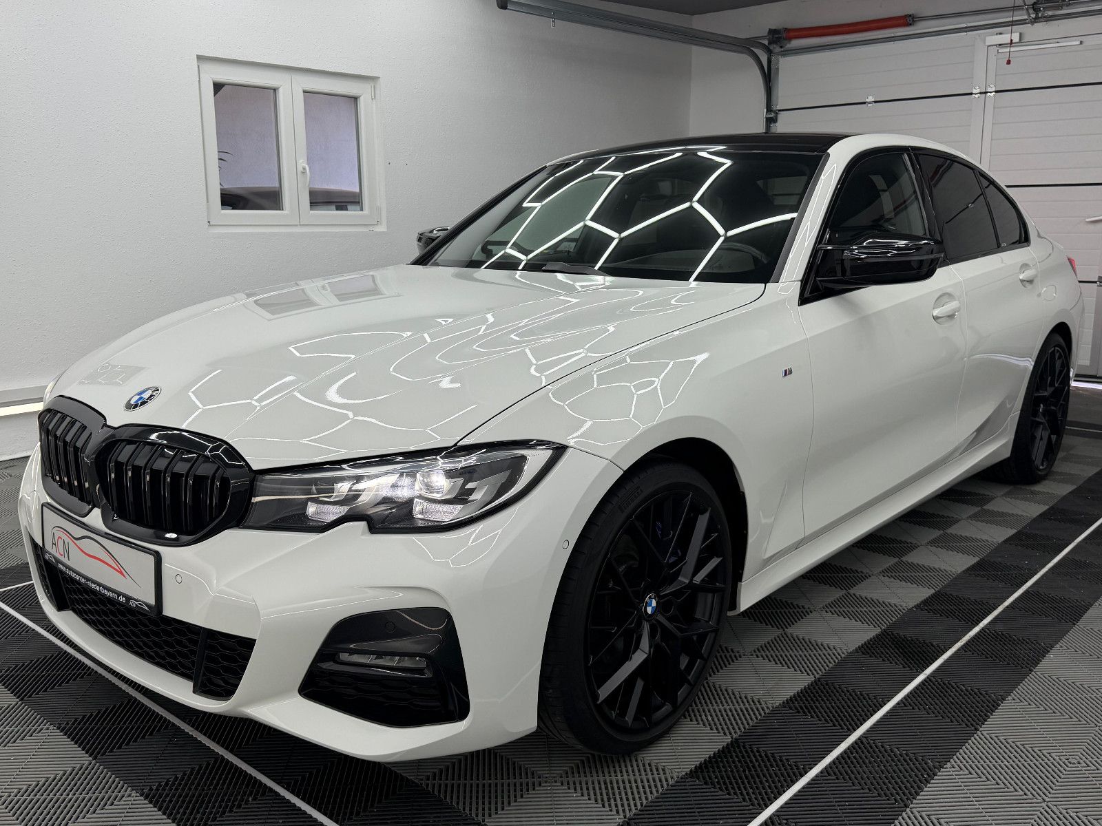 Fahrzeugabbildung BMW 330i xDrive M-SPORT/HUD/DE-FZG/HiFi/LIVE CO/2.HD