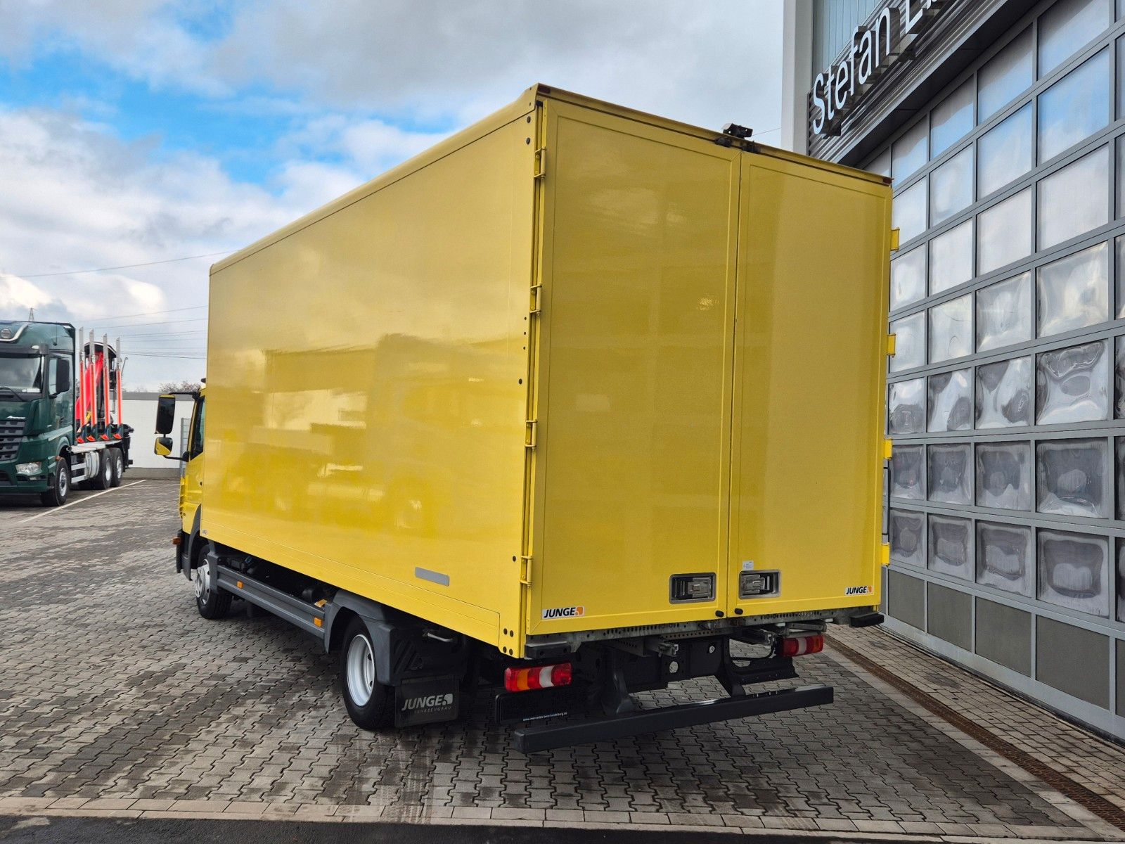 Fahrzeugabbildung Mercedes-Benz Atego 816 4x2 Möbelkoffer 3 Sitze