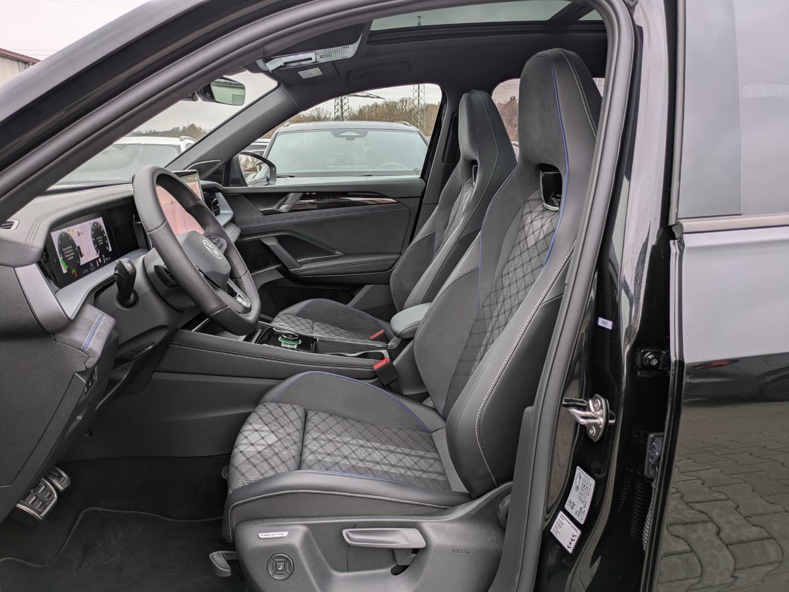 Fahrzeugabbildung Volkswagen Tayron 2.0 TDI 4M R-Line BLACK*7Si*MATRIX*PANO