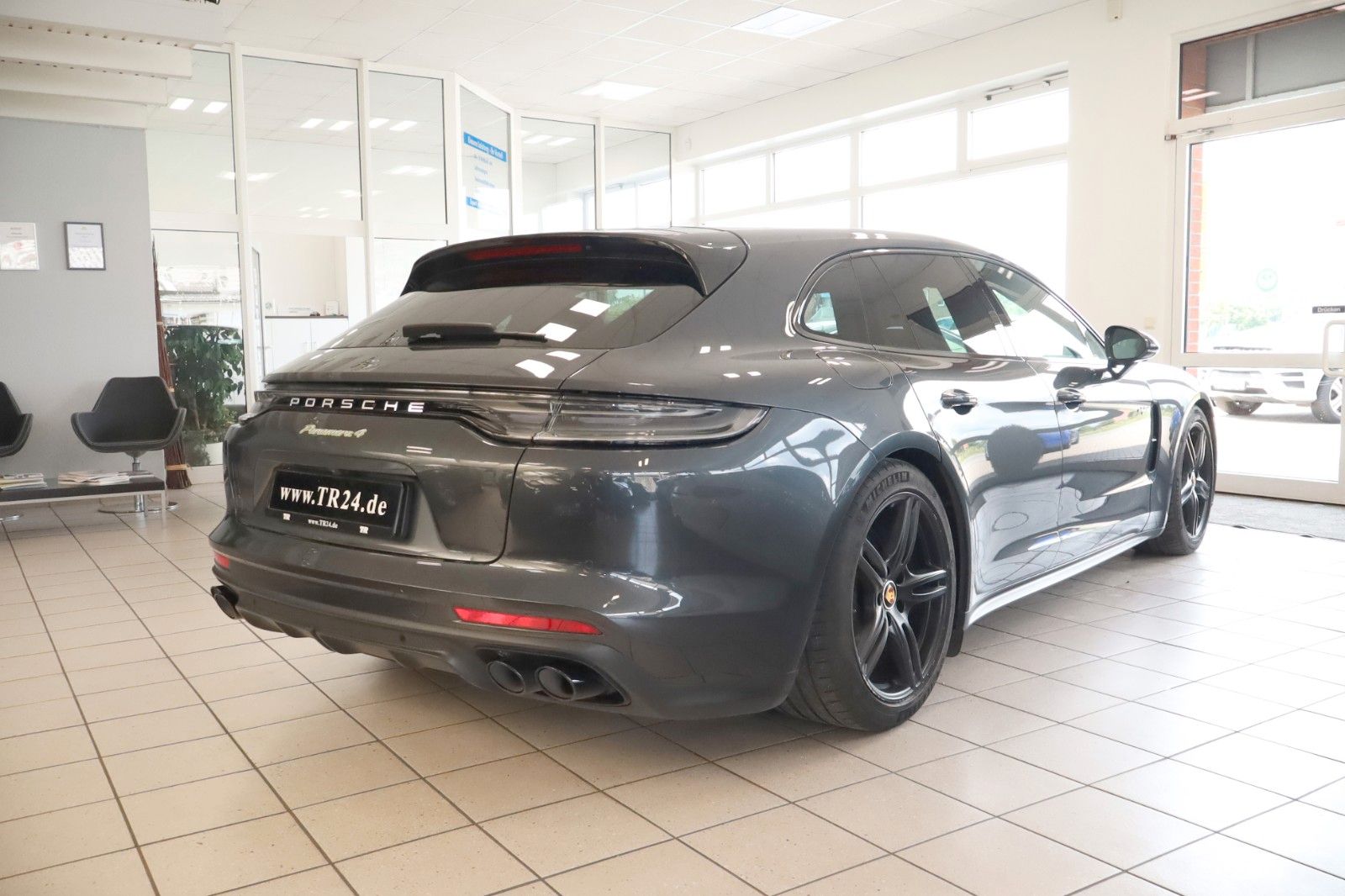 Fahrzeugabbildung Porsche Panamera Sport Turismo 4 E-Hybrid Platinum Edt.