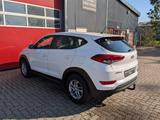 Hyundai Tucson blue Classic 2WD - weiße Hyundai TUCSON