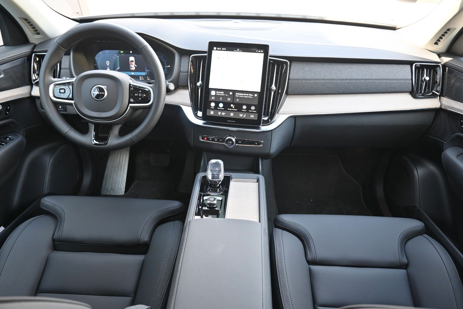 Fahrzeugabbildung Volvo XC90 T8 RC AWD Plus Dark*STDHZG*360°*ACC*