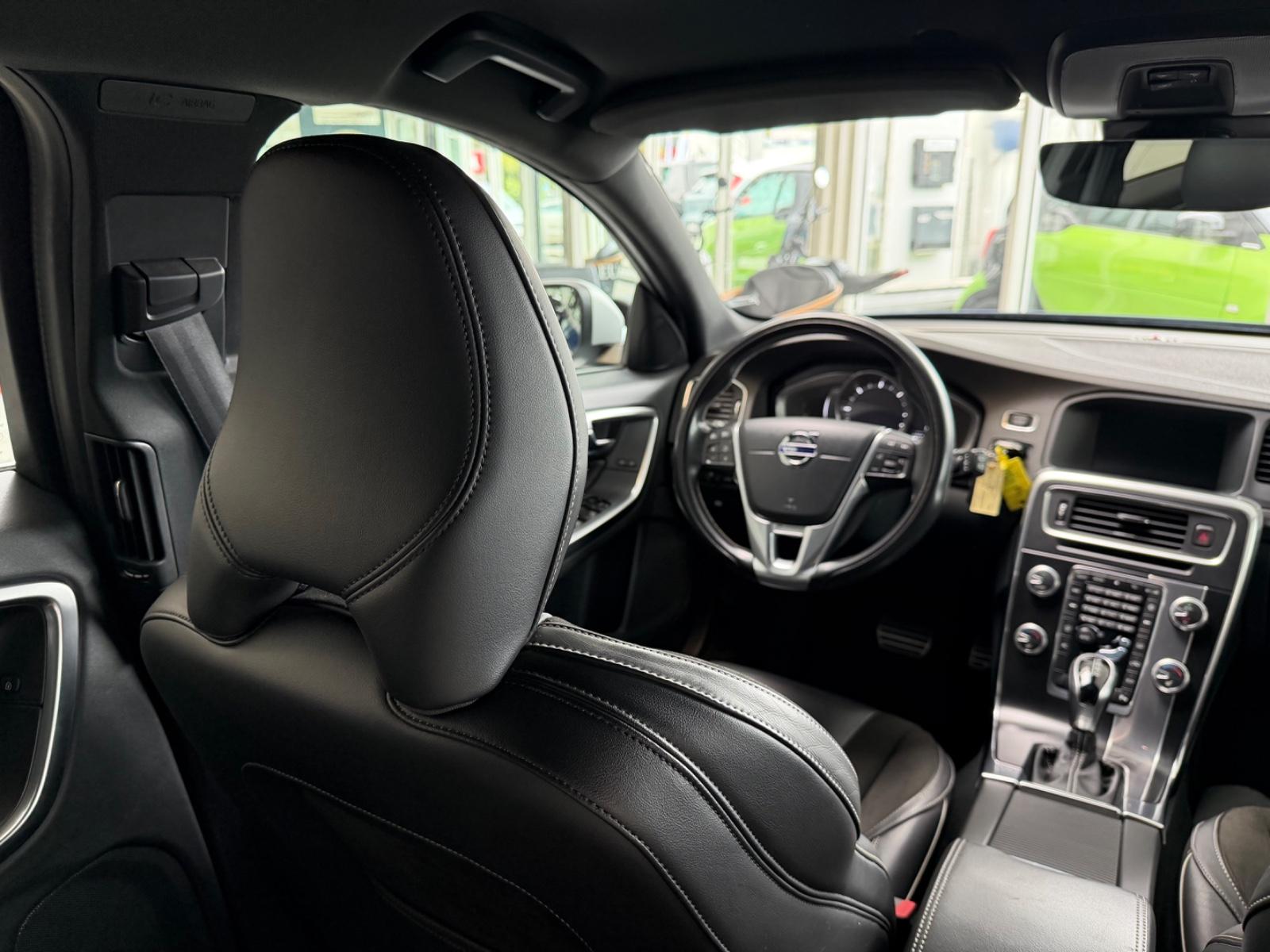 Volvo V60 D4 R Design Automatik NAVI SHZ PDC 18 ZOLL