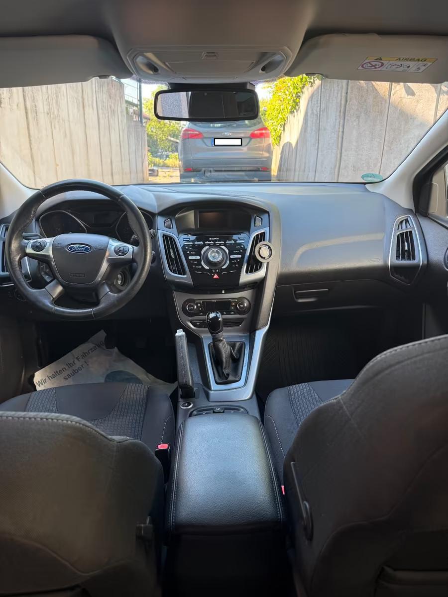 Ford Focus 2014 — interior
