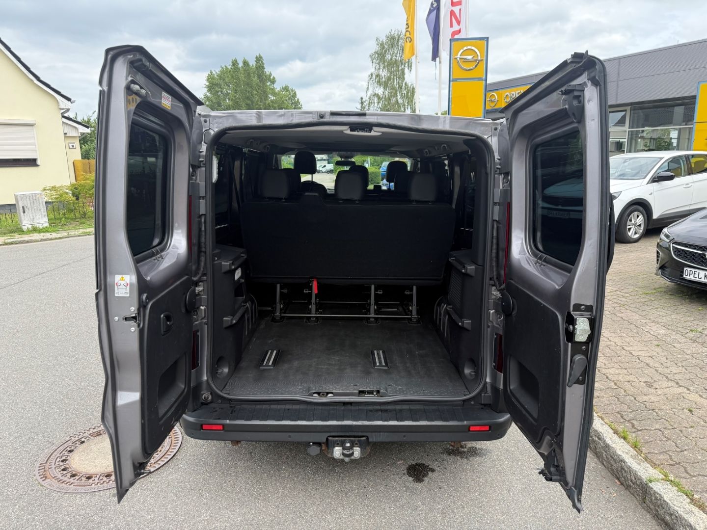 Fahrzeugabbildung Renault Trafic Life L2H1 - 9 Sitze + Rückfahrkamera