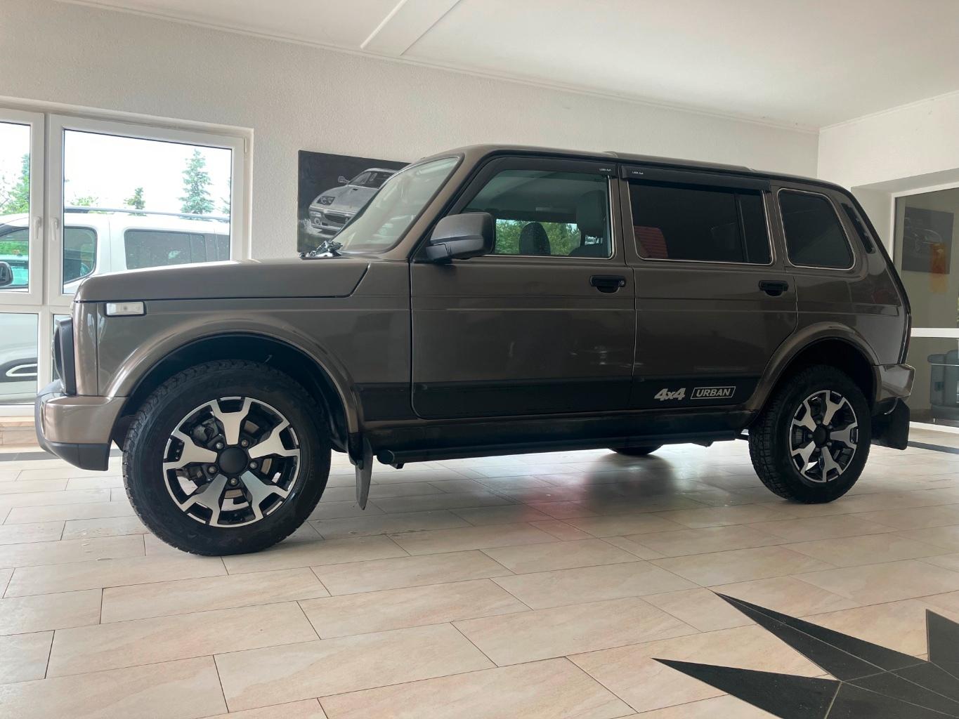 Lada Niva 1.7 Urban 4x4 Servo ABS AHK Klima