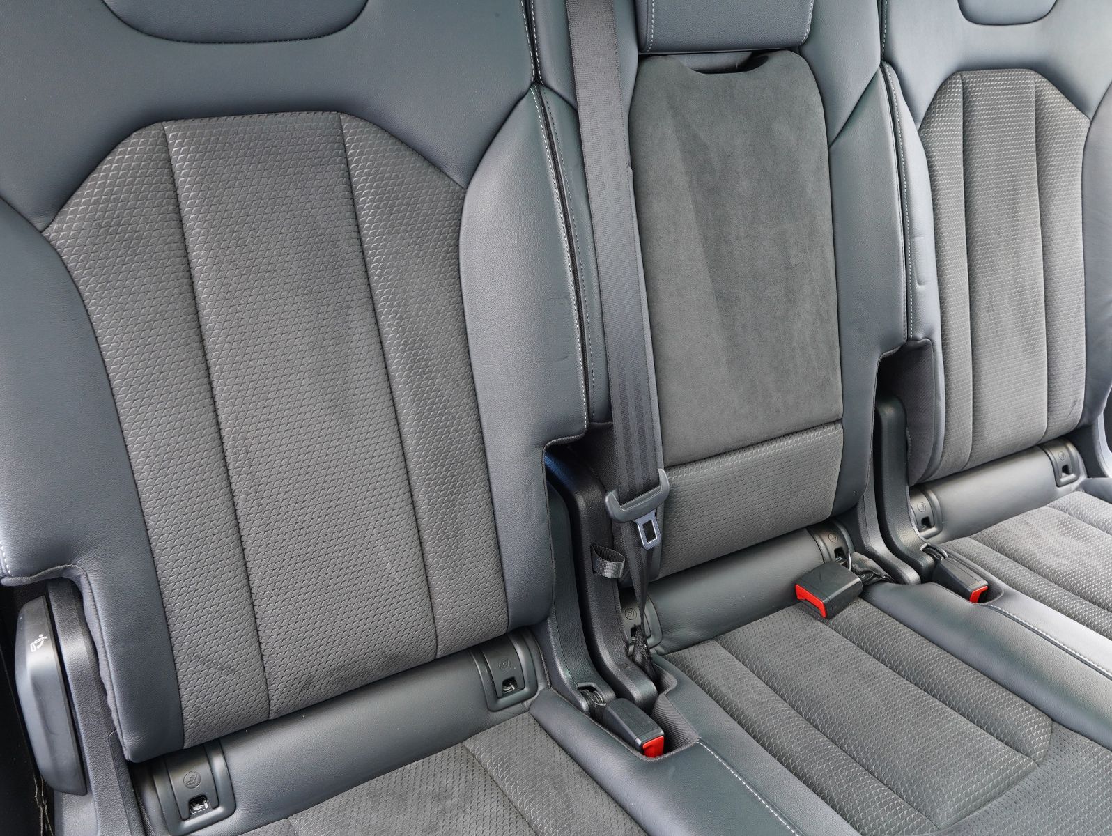 Fahrzeugabbildung Audi Q7 55 TFSI e quattro S line Sport / Plus BLACK
