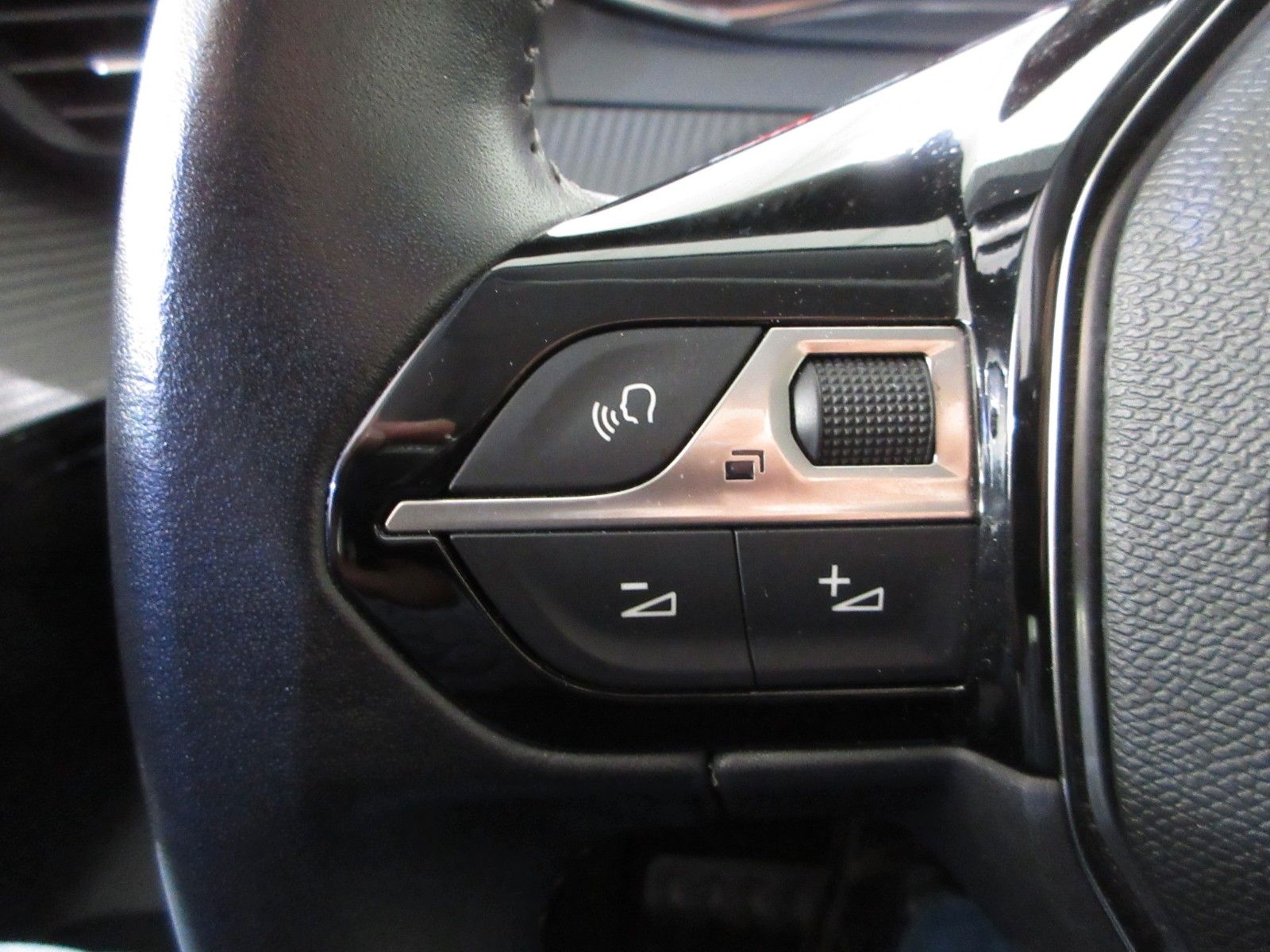 Fahrzeugabbildung Peugeot 208 Active 1.2T NAVI/LED/PDC/TEMPOMAT