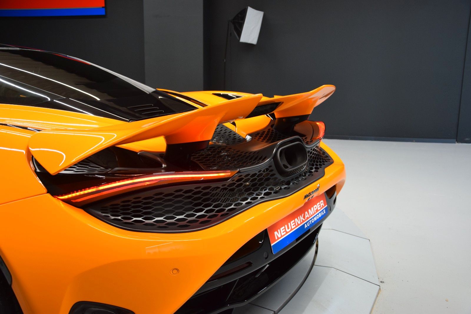 Fahrzeugabbildung McLaren 750S Black Pack / Lift Schale B&W Aero Kamera