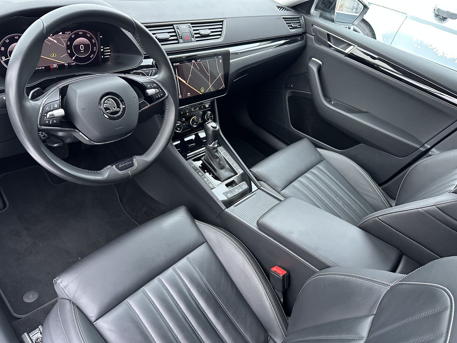 Fahrzeugabbildung SKODA Superb Combi 2.0 TSI DSG L&K NAV+LED+KAM+19ZO+VC