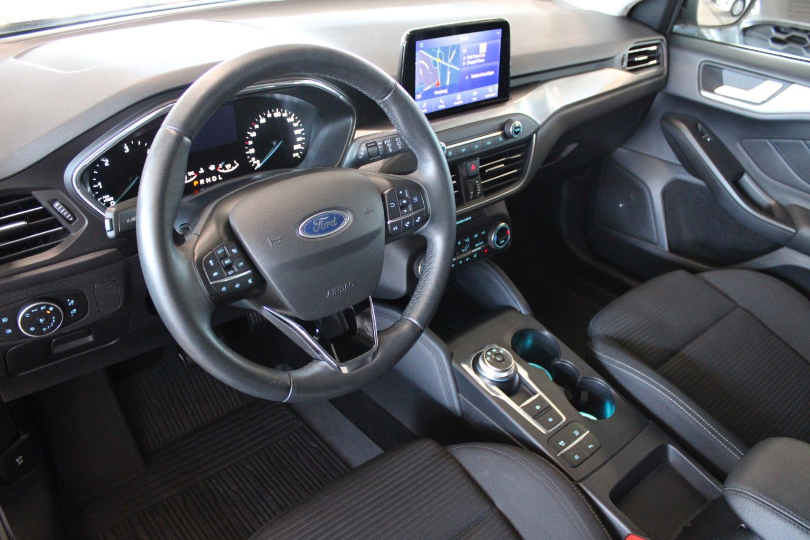 Fahrzeugabbildung Ford Focus Titanium Automatik AHK LED ACC WinterPak.