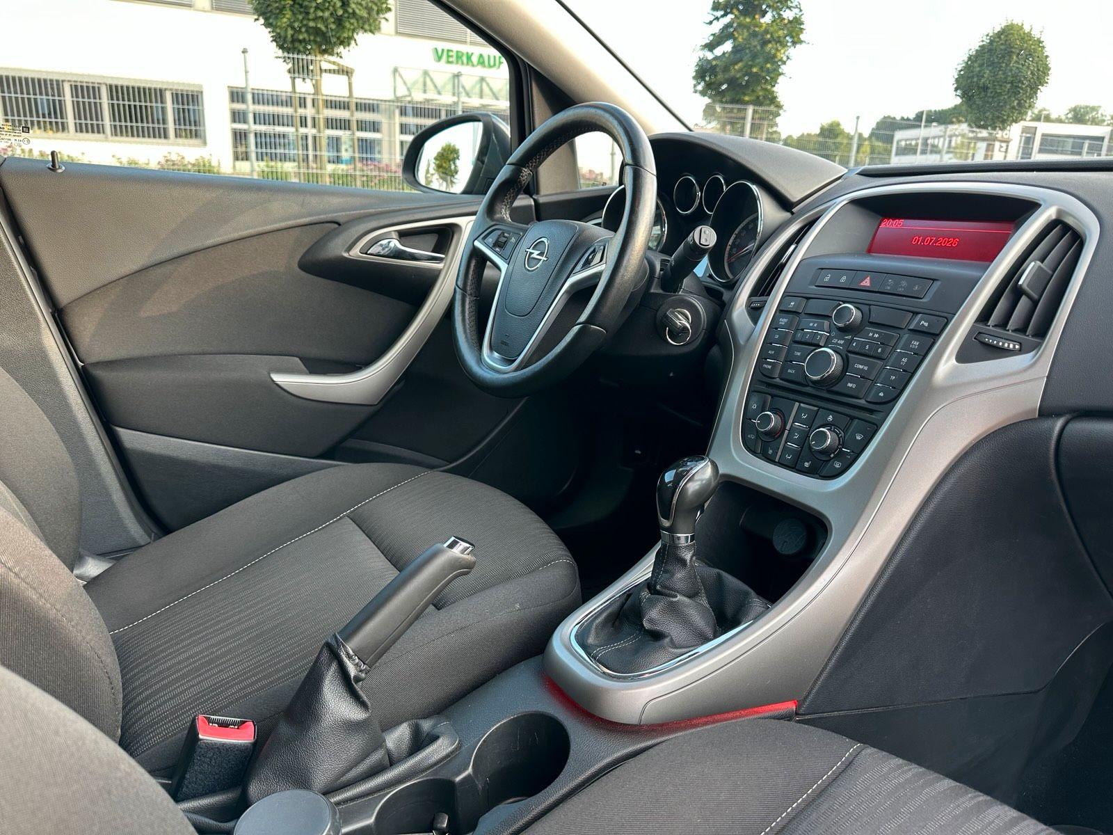 Opel Astra 2012 — photo 12