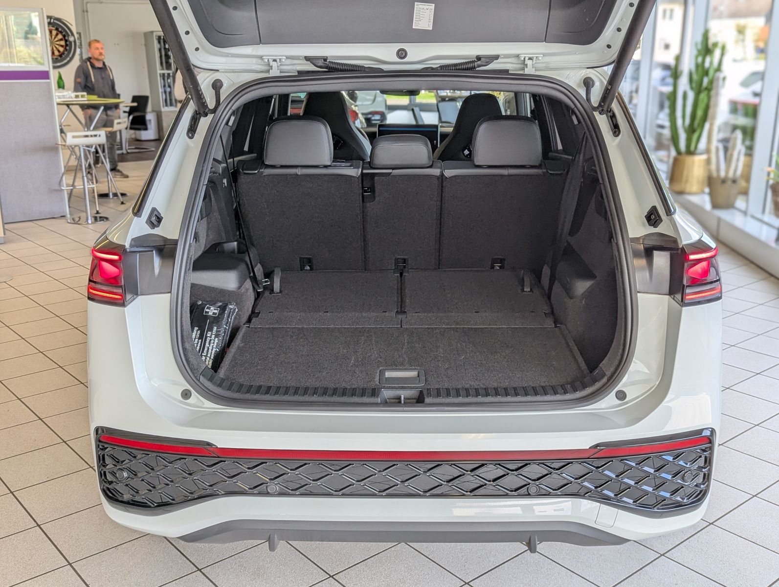 VW Tayron 2.0TDI 4M R-Line Launch Pano Black AHK 20 - Image 18