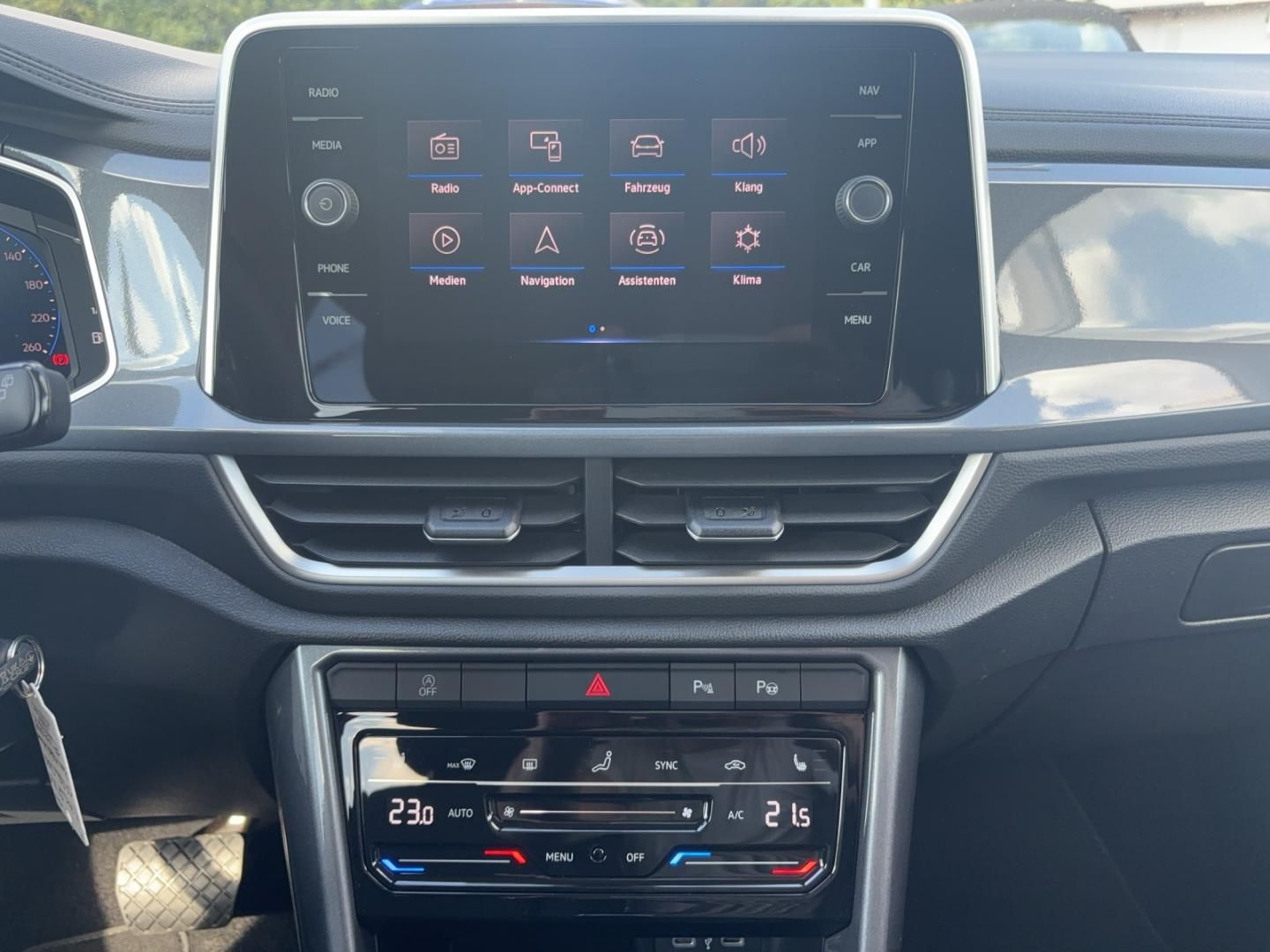 Fahrzeugabbildung Volkswagen T-ROC Style 1.5l TSI,DSG,AHK,Navi,Climatronic,Ap