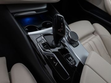 Fahrzeugabbildung BMW 530e Tour HUD Laser Sportsitz Komfortzugang