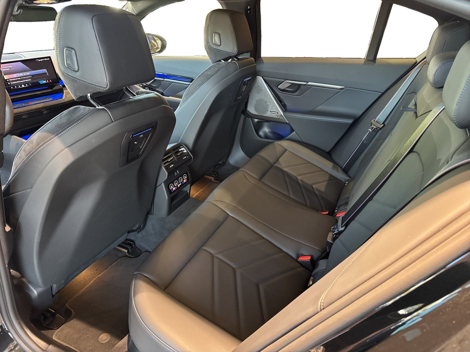 BMW i5 xDrive40 Vollaustattung m. AHK UPE 97.220,-€ foto 17